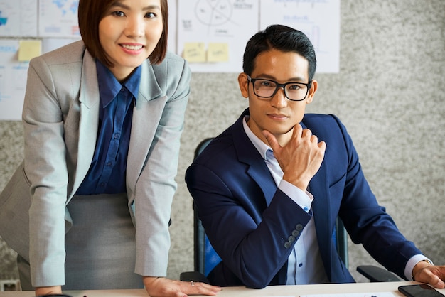 Foto alegres empresarios asiáticos