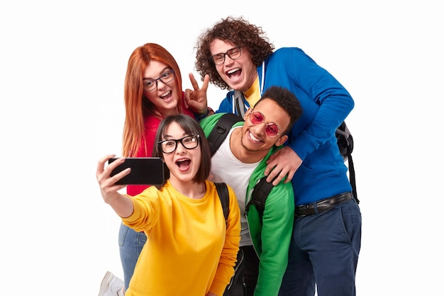 Foto alegres estudantes internacionais tomando selfie juntos