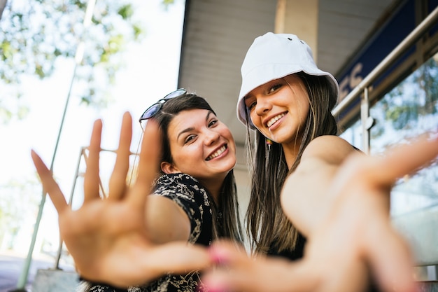 Foto alegres jóvenes amigos disfrutando del día