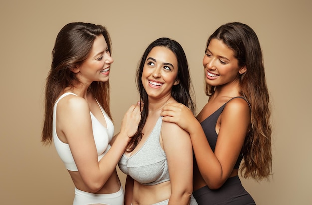 Alegres jóvenes españolas árabes y europeas en ropa interior diferente disfrutan del tiempo libre de belleza natural