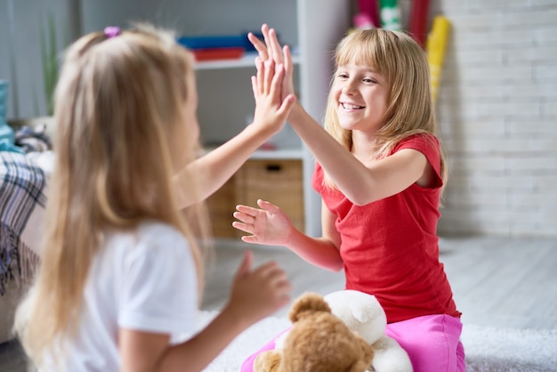 Alegres meninas brincando juntos