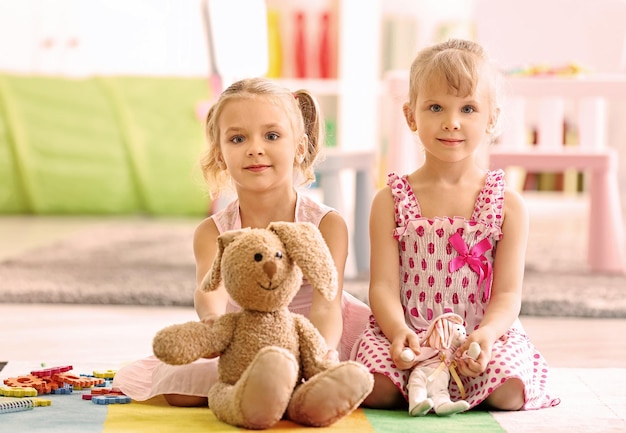 Alegres meninas brincando no chão