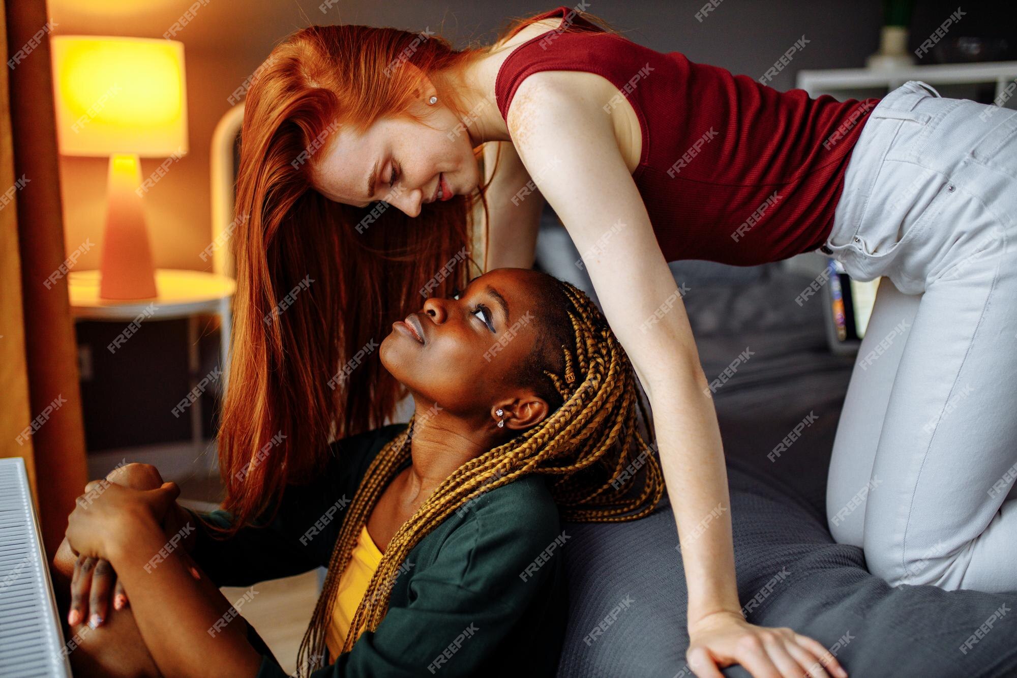 El otro día Amplificar veredicto Alegres mujeres lesbianas afro y europeas en casa en la cama | Foto Premium