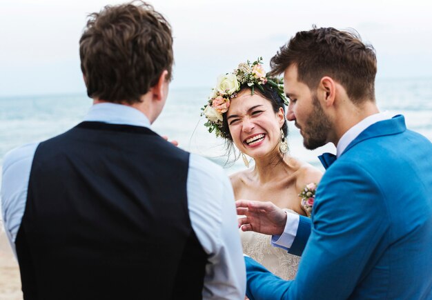 Alegres recién casados ​​en la boda de la playa