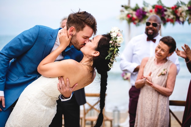 Alegres recién casados ​​en la boda de la playa