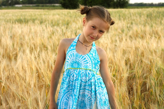 Alegria de menina no campo de trigo