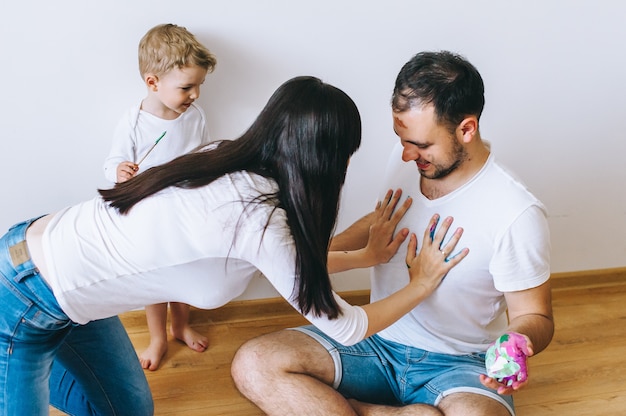 Alegria família arte feliz pai mãe e filho mostram as mãos em cores brilhantes pintar juntos imagem arte