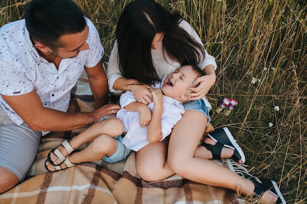 Alegría familia madre caída diversión