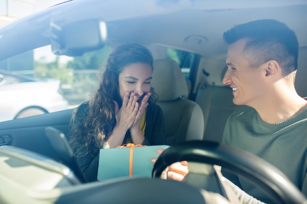 Alegria mulher e homem sorridente com caixa nas mãos