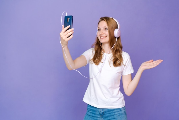 Alegría y música Retrato de estudio colorido de una mujer joven feliz con auriculares