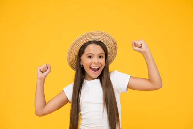 Alegria real, ela ama férias de verão felizes vintage prontas para relaxar apenas se divertindo viajando para o havaí aloha criança retrô menina adolescente moda verão pouca beleza no estilo de praia de chapéu de palha para crianças