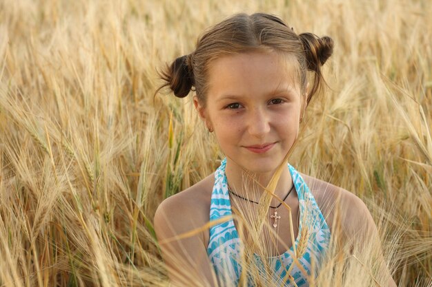 Alegrías de niña en el campo de trigo