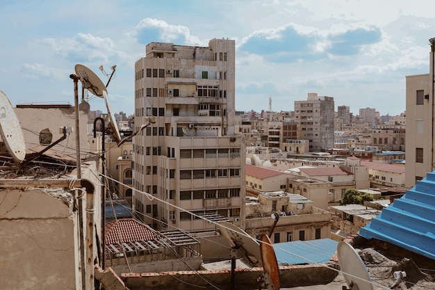Alejandría, Egipto - 12.11.2021: Pobre paisaje urbano egipcio con tejados polvorientos