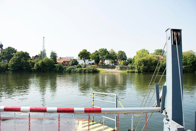 Los alemanes y los viajeros conducen automóviles y bicicletas en bicicleta van a FerryBoat para cruzar el río Neckar van a la ciudad de Mannheim el 28 de agosto de 2017 en Ladenburg Alemania