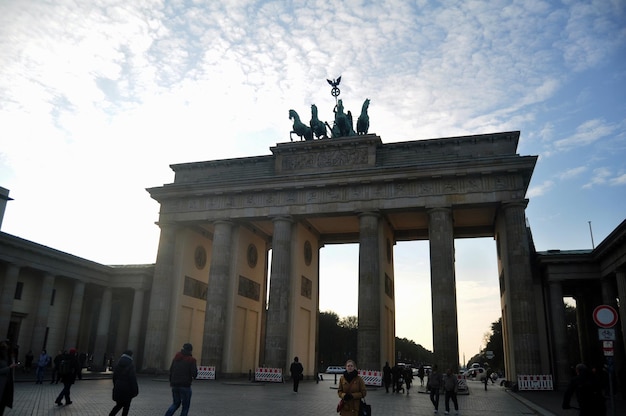 Foto los alemanes y los viajeros extranjeros que caminan para viajar y visitar la puerta de brandenburgo es un monumento neoclásico del siglo xviii e ícono de la ciudad de berlín el 9 de noviembre de 2016 en berlín, alemania