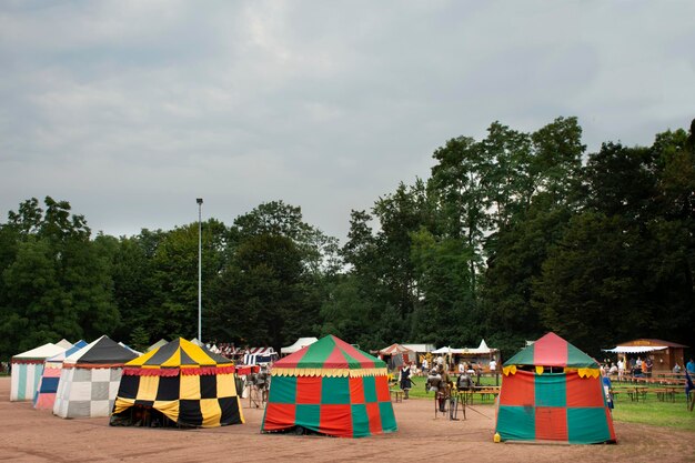 Alemanes y viajeros visitan y se unen al festival retro de Europa en el jardín Domgarten en Speyer el 27 de agosto de 2017 en Renania-Palatinado Alemania