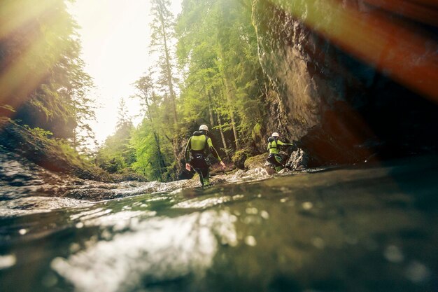 Alemanha, Baviera, Allgaeu, jovem casal canyoning em Ostertal