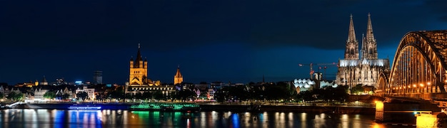 Alemanha colônia terra do reno à noite a catedral de colônia dom e a ponte hohenzollern