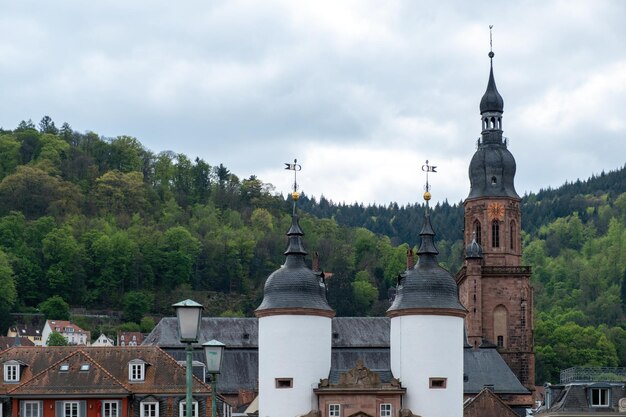 Alemanha Heidelberg city Vista superior de duas torres brancas e da Igreja Católica Romana do Espírito Santo