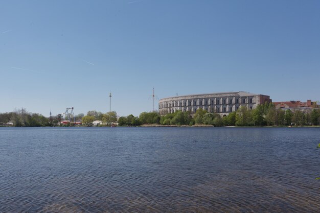 Alemania Núremberg Recinto del Congreso del Partido del Reich Vista panorámica con la calle curvada Sala de Congresos Traducción Kongresshalle