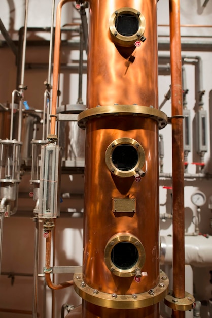 Alembic de cobre todavía dentro de la destilería para destilar uvas y producir bebidas alcohólicas