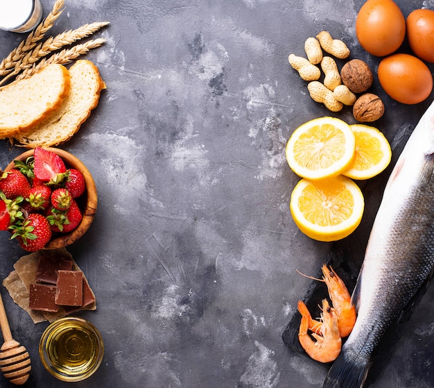 Foto alergia al concepto de comida. surtido de productos alérgicos.