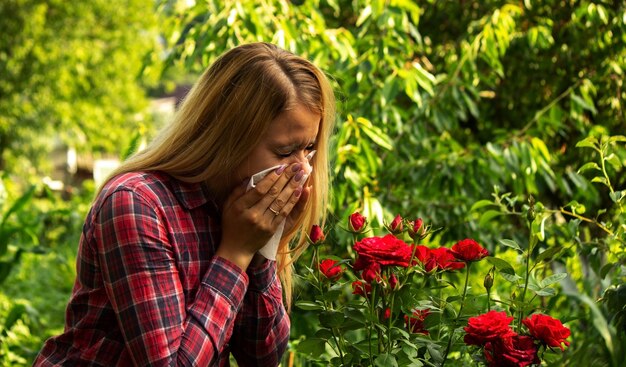 Alergia de menina a flores. natureza. foco seletivo