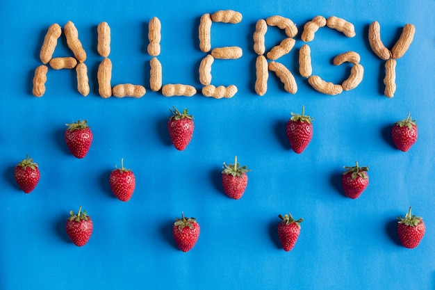 Alergia de palavra assinada com amendoim com morango em fundo azul