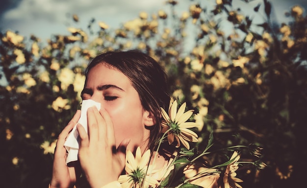 Alergia médica concepto de flores de temporada mujer con servilleta que lucha contra la alergia a la flor alergia al aire libre