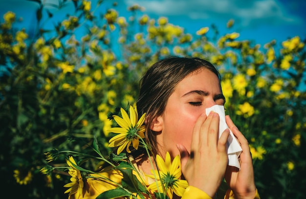 Alergia médica flores sazonais conceito mulher com guardanapo lutando flor alergia alergia ao ar livre