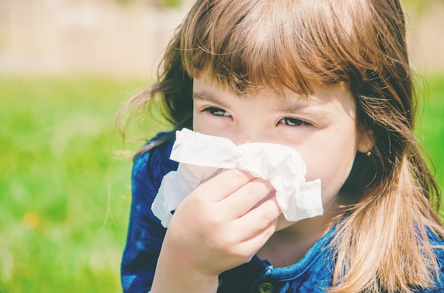 Alergia sazonal em uma criança. Coryza Foco seletivo.