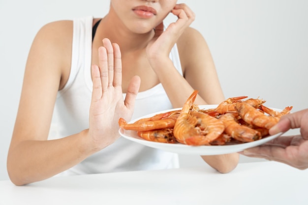 alergias alimentares mulheres têm reações coceira e vermelhidão depois de comer camarão frutos do mar alergia coceira erupção abdominal dor diarreia aperto no peito inconsciência morte grave evitar alergias