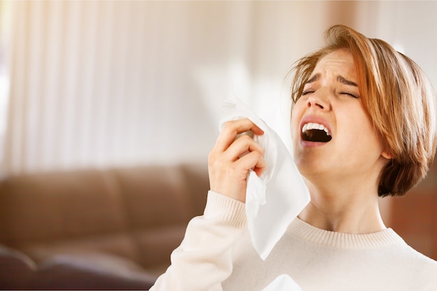 Alergias ou conceito de frio. Jovem assoando o nariz