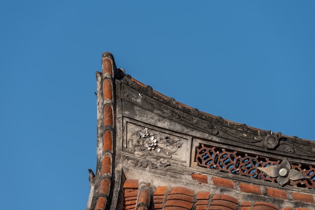 Aleros y esquinas de tejas rojas en casas antiguas tradicionales chinas
