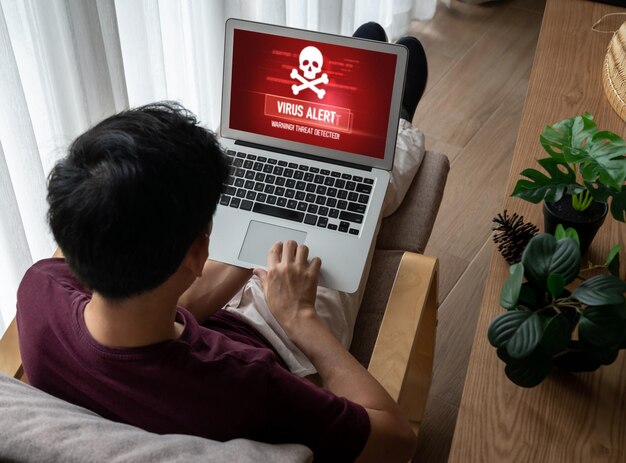 Alerta de advertencia de virus en la pantalla de la computadora detectada amenaza cibernética modish hacker virus informático y malware