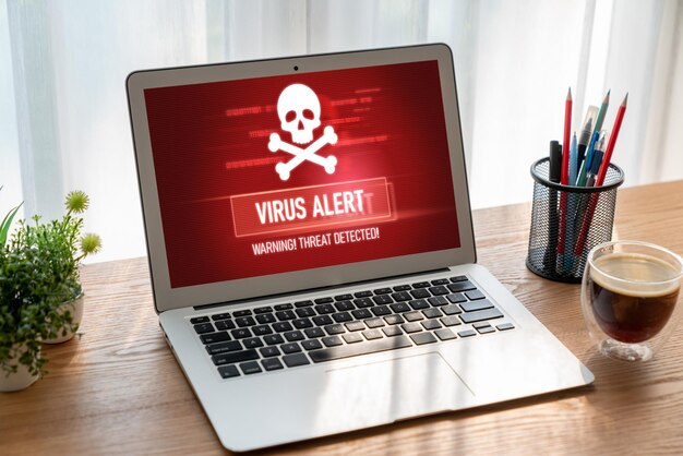 Alerta de advertencia de virus en la pantalla de la computadora detectada virus informático y malware de hacker de amenazas cibernéticas modernas