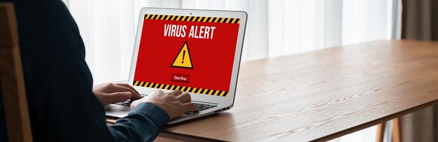 Foto alerta de advertencia de virus en la pantalla de la computadora detectada virus informático y malware de hacker de amenazas cibernéticas modernas