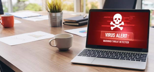 Alerta de advertencia de virus en la pantalla de la computadora detectó una amenaza cibernética moderna