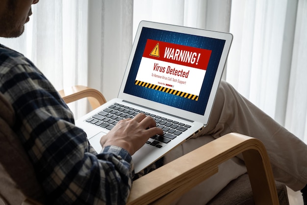 Alerta de advertencia de virus en la pantalla de la computadora detectó una amenaza cibernética moderna