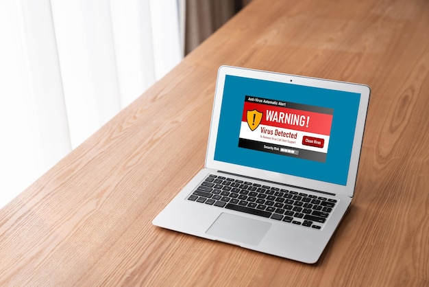 Alerta de advertencia de virus en la pantalla de la computadora detectó una amenaza cibernética moderna