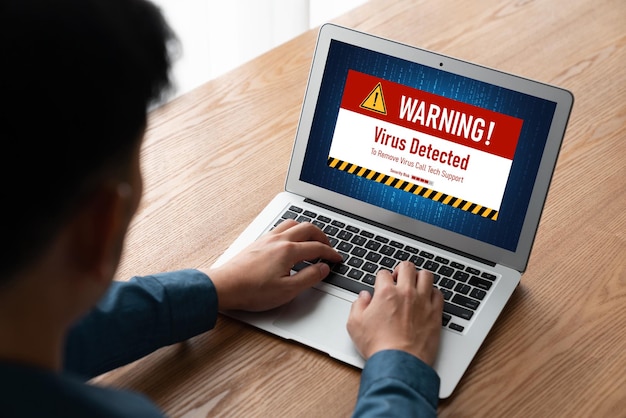 Alerta de advertencia de virus en la pantalla de la computadora detectó una amenaza cibernética moderna