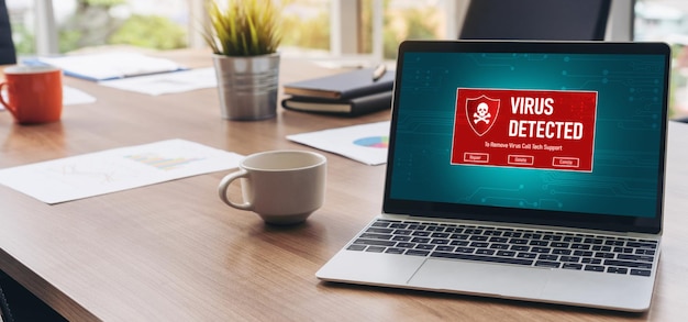 Alerta de advertencia de virus en la pantalla de la computadora detectó una amenaza cibernética moderna