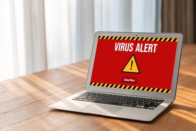 Alerta de advertencia de virus en la pantalla de la computadora detectó una amenaza cibernética moderna