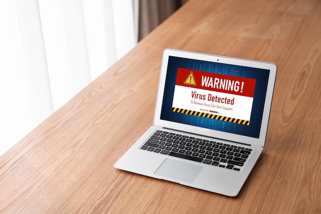 Alerta de advertencia de virus en la pantalla de la computadora detectó una amenaza cibernética moderna