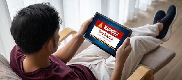 Alerta de advertencia de virus en la pantalla de la computadora detectó una amenaza cibernética moderna