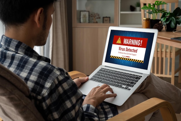 Alerta de advertencia de virus en la pantalla de la computadora detectó una amenaza cibernética moderna