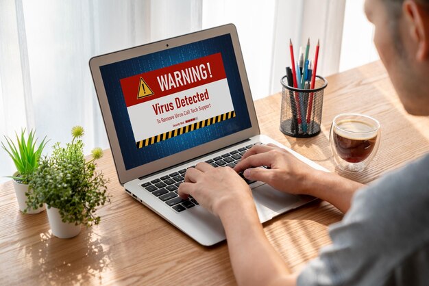 Alerta de advertencia de virus en la pantalla de la computadora detectó una amenaza cibernética moderna