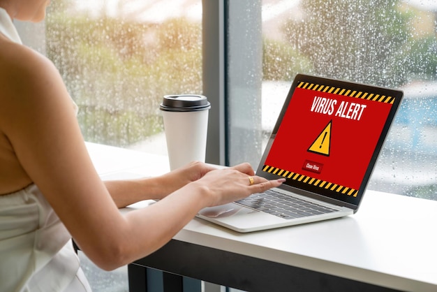Alerta de advertencia de virus en la pantalla de la computadora detectó una amenaza cibernética moderna