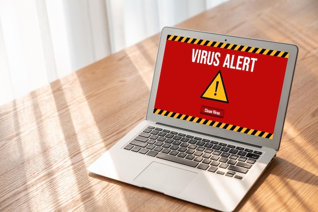 Alerta de advertencia de virus en la pantalla de la computadora detectó una amenaza cibernética moderna