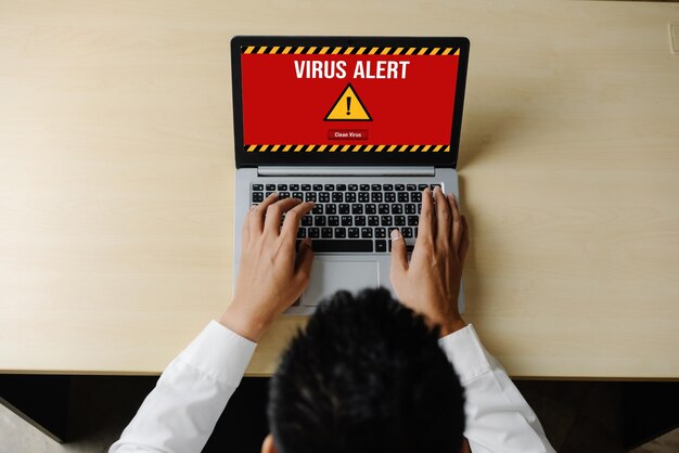 Alerta de advertencia de virus en la pantalla de la computadora detectó una amenaza cibernética moderna